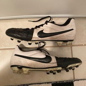 Mens Used Nike Tiempo Black White Soccer Cleats Shoes Size 9.5
